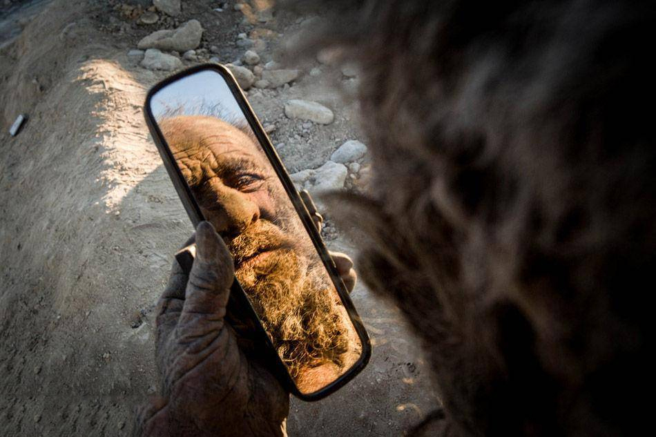 男子60年不洗澡 活生生的變成了一尊雕塑