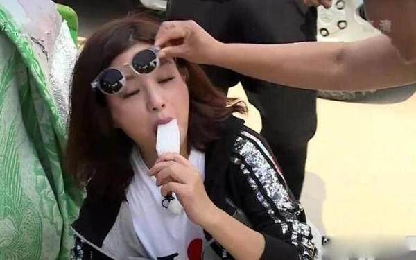 趙薇到農(nóng)村買西瓜 遭大姐強(qiáng)行摘墨鏡確認(rèn)身份